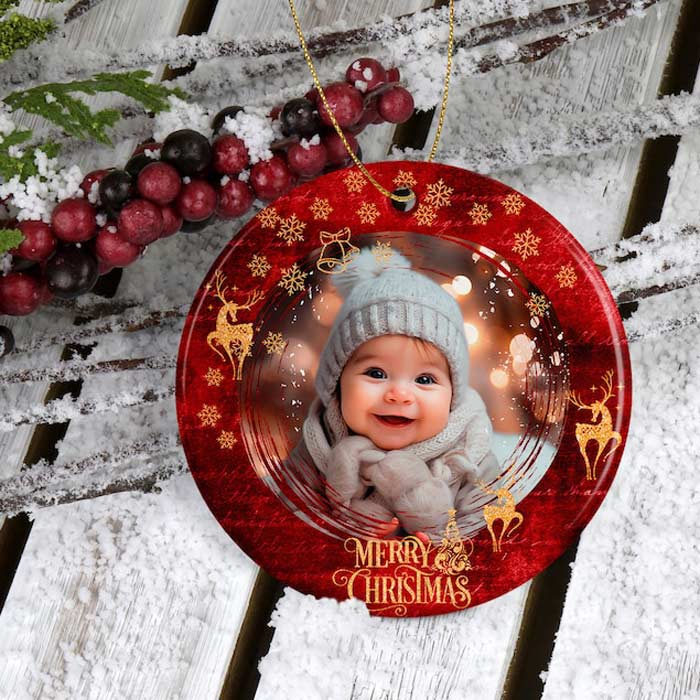 Ornament personalizat din ceramică pentru bebeluș, „Primul Crăciun”, cu fotografie.