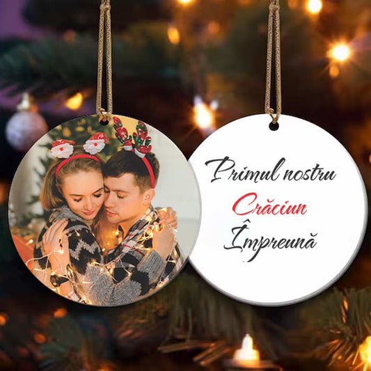 Ornament personalizat cu fotografie pentru cuplu, „Primul Crăciun împreună”, cu mesaj pe spate.